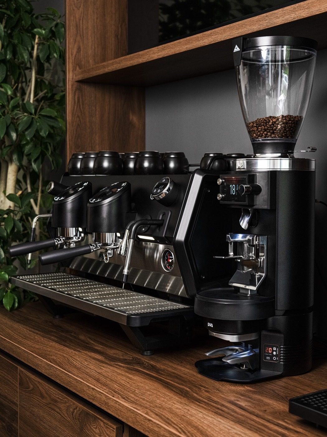Sanremo D8 Pro, râșnița Mahlkönig E65W GbS și tamperul PUQ Press pe bar