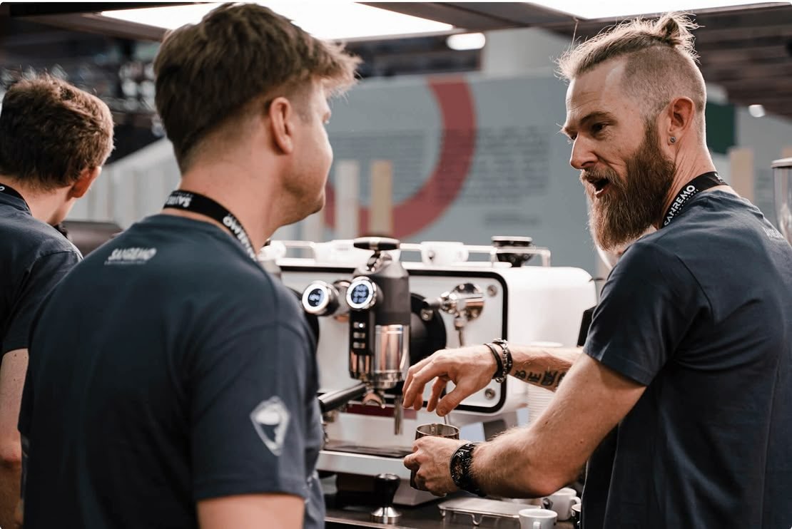 Sesiune de instruire pe un espressor profesional