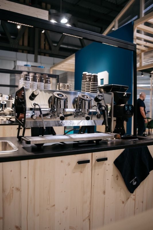 Espressor tradițional instalat la bar, alături de râșniță